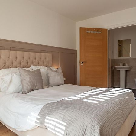 Modern 3 Bedroom House With Parking Bath Exteriér fotografie