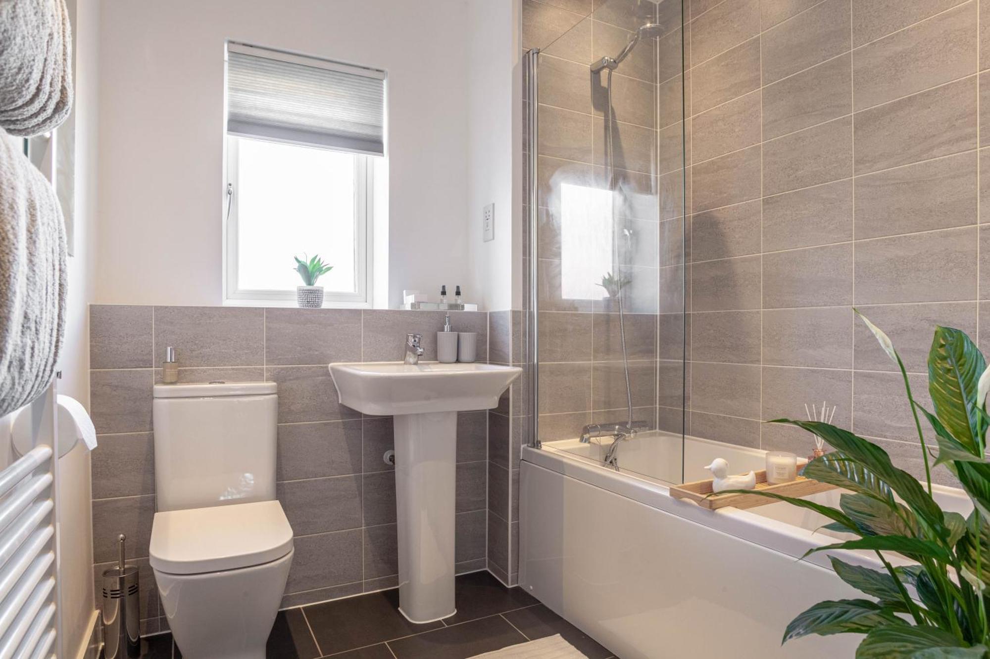 Modern 3 Bedroom House With Parking Bath Exteriér fotografie