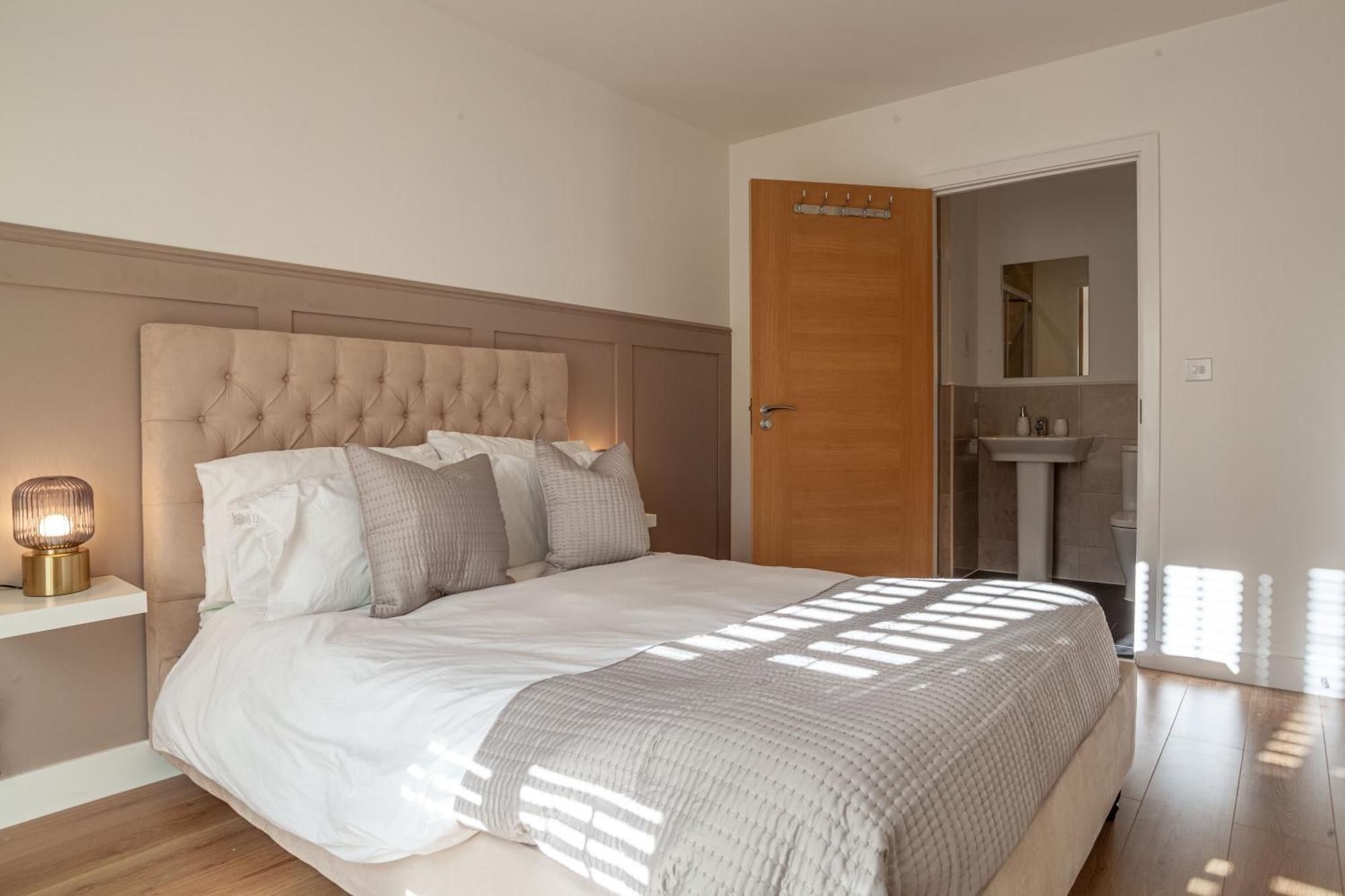 Modern 3 Bedroom House With Parking Bath Exteriér fotografie