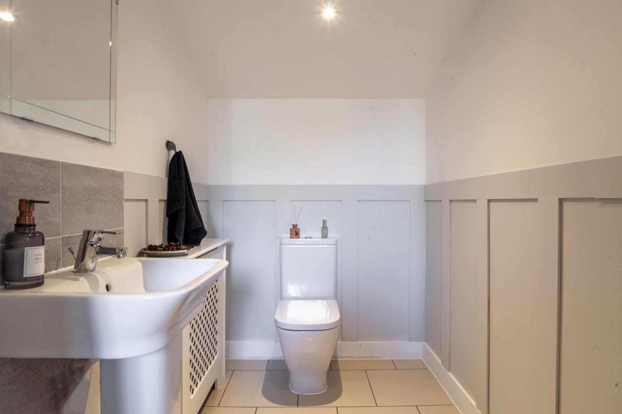 Modern 3 Bedroom House With Parking Bath Exteriér fotografie