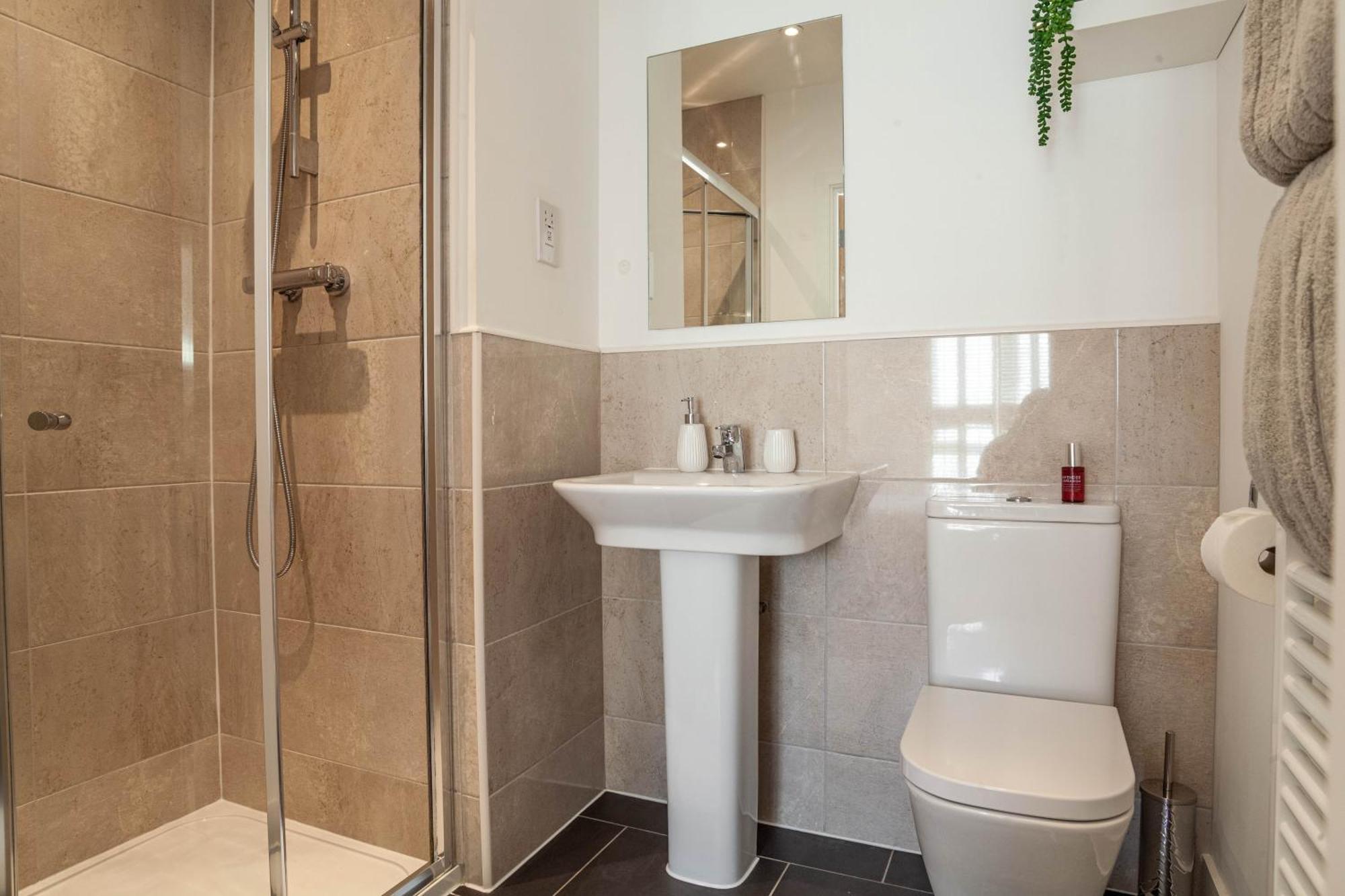 Modern 3 Bedroom House With Parking Bath Exteriér fotografie
